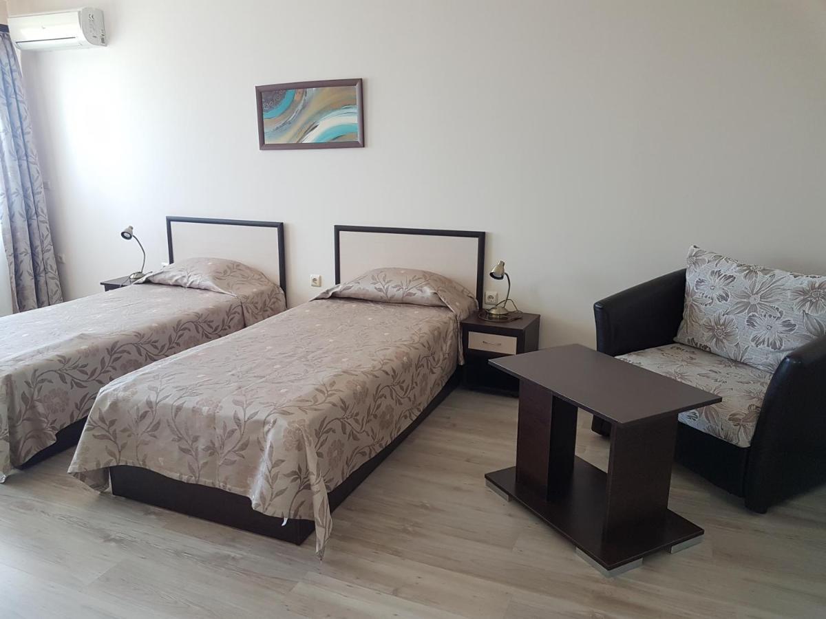 Family Hotel Venera Kavarna Exterior photo