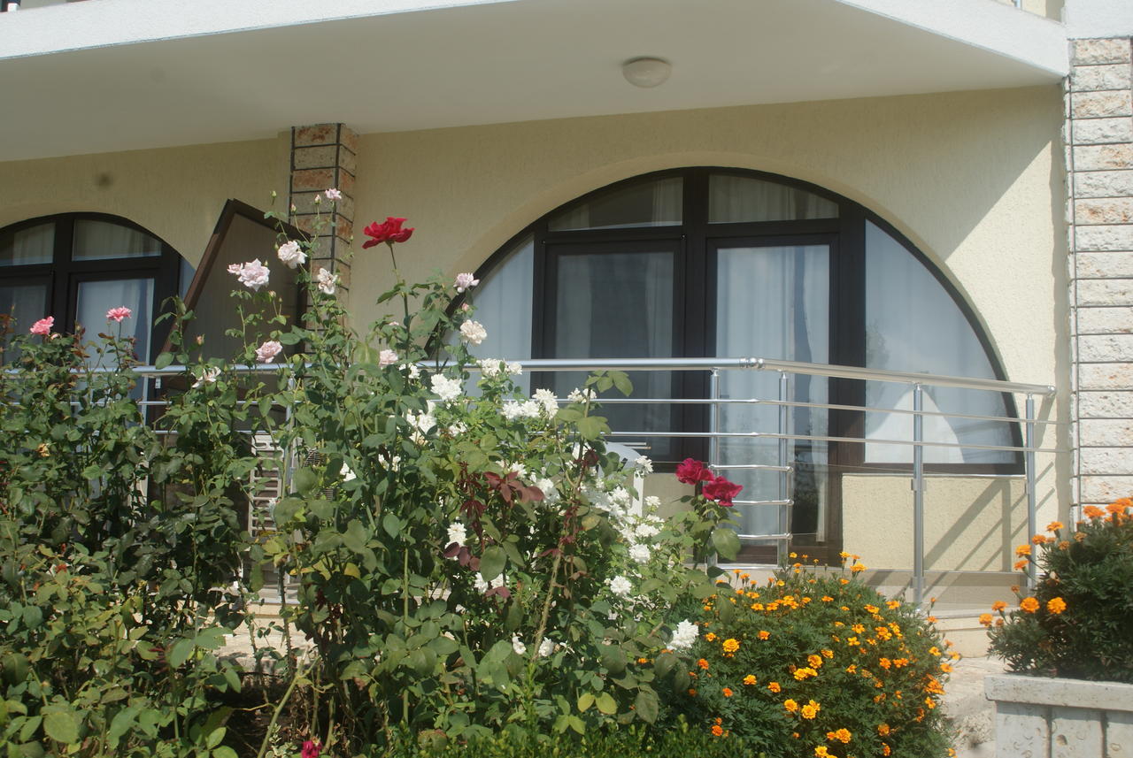 Family Hotel Venera Kavarna Exterior photo
