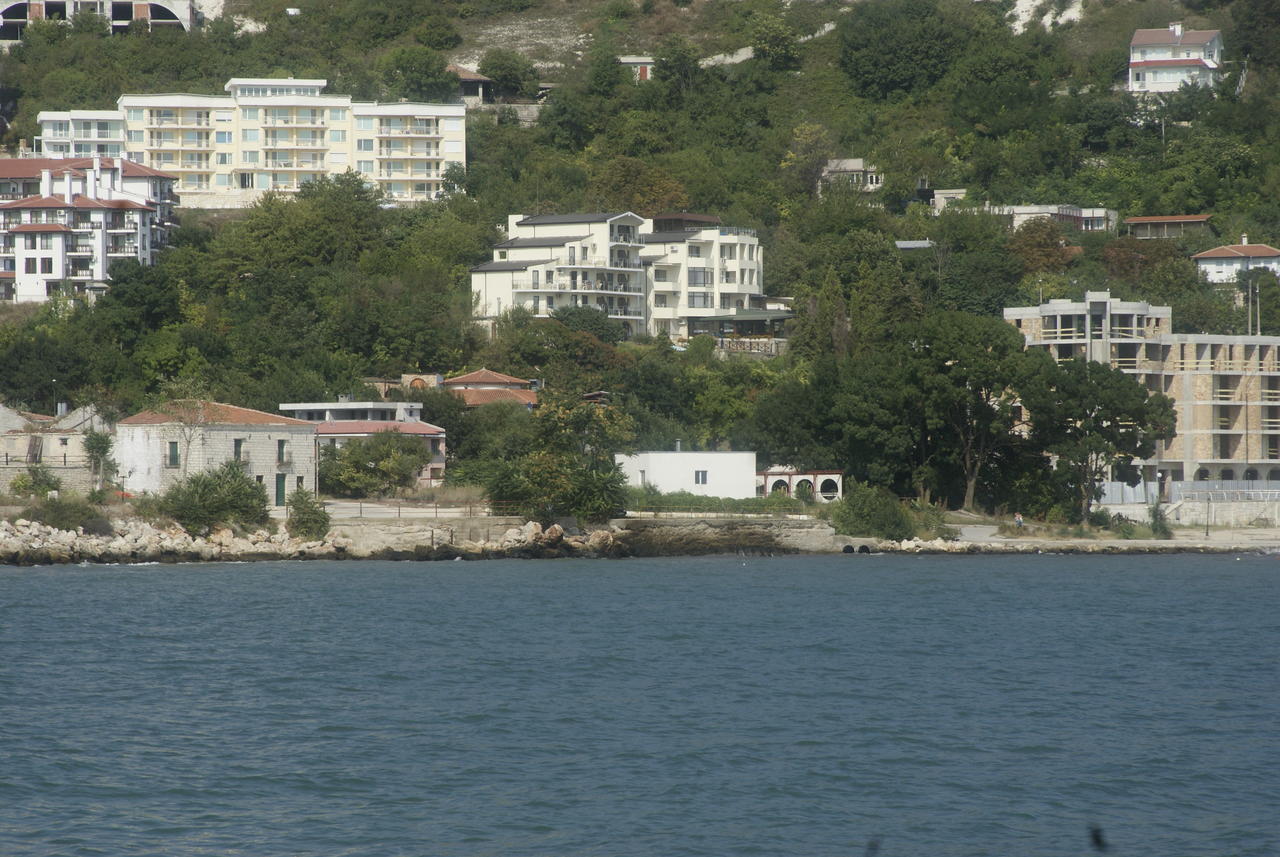 Family Hotel Venera Kavarna Exterior photo